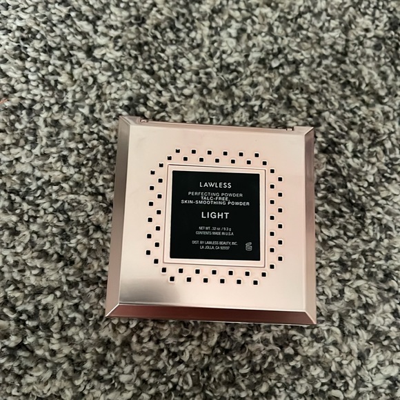 LAWLESS | Talc Free Skin Smoothing Powder - Picture 5 of 5